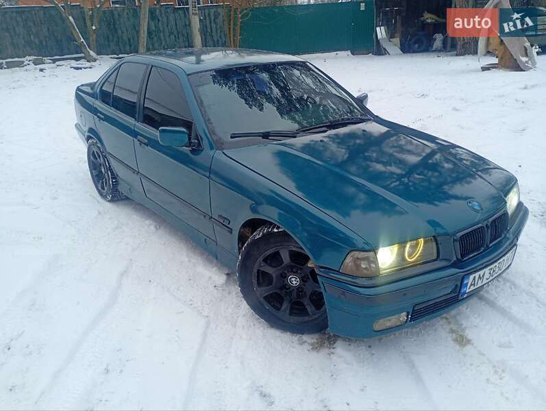 Седан BMW 3 Series 1993 в Горенці
