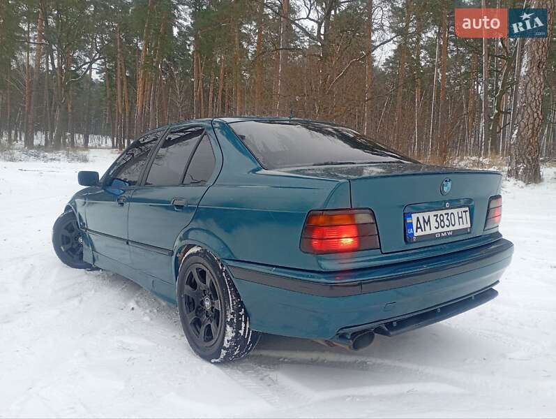 Седан BMW 3 Series 1993 в Горенці