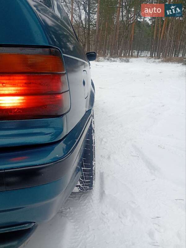 Седан BMW 3 Series 1993 в Горенці