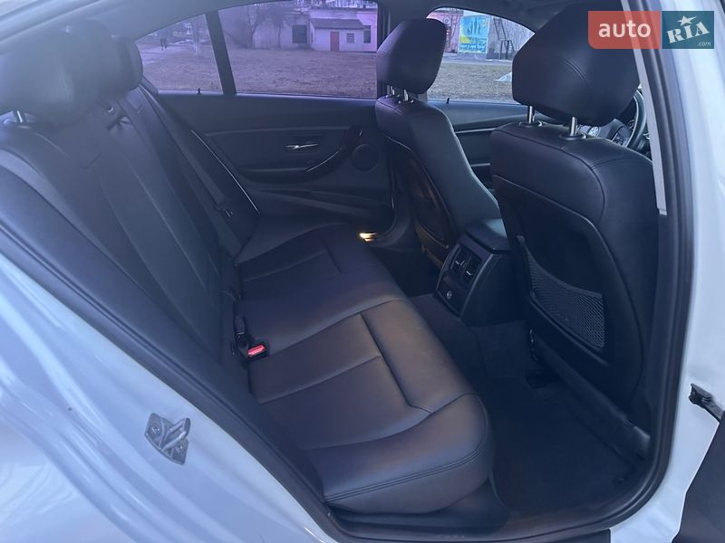 Седан BMW 3 Series 2015 в Новоднестровске