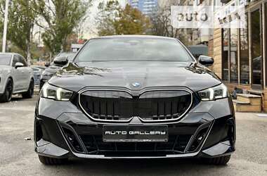 Седан BMW 5 Series 2023 в 