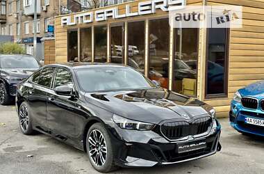 Седан BMW 5 Series 2023 в 