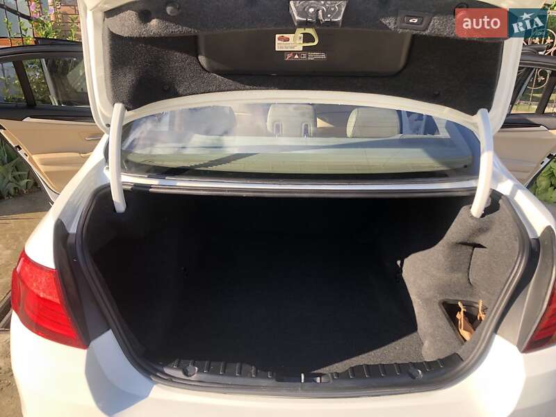 Седан BMW 5 Series 2012 в Сторожинці