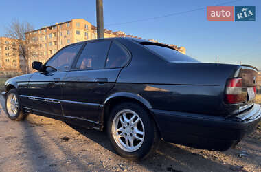 Седан BMW 5 Series 1988 в Жовкві