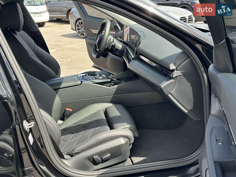 Седан BMW 5 Series 2023 в Киеве