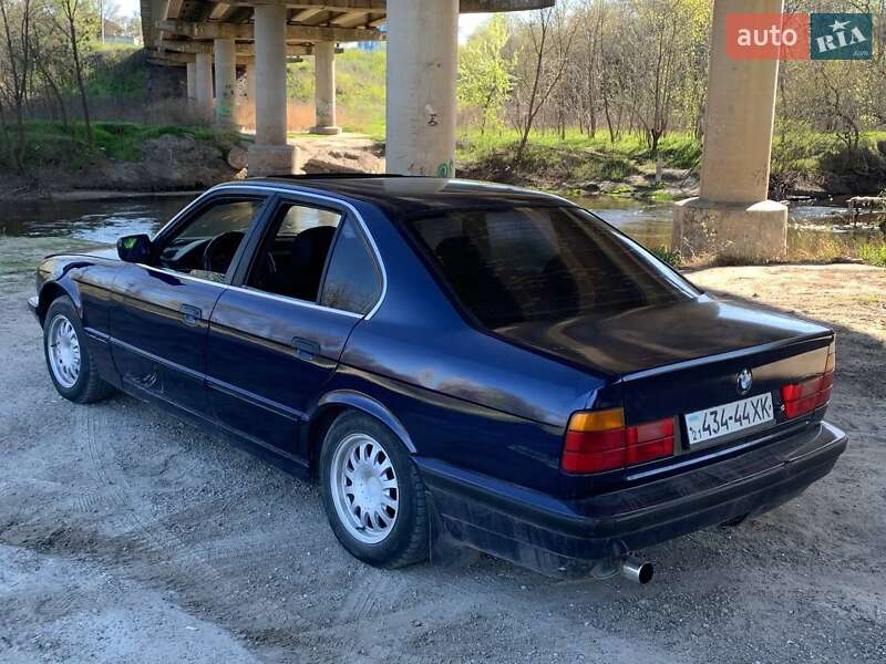 Седан BMW 5 Series 1988 в Царичанці