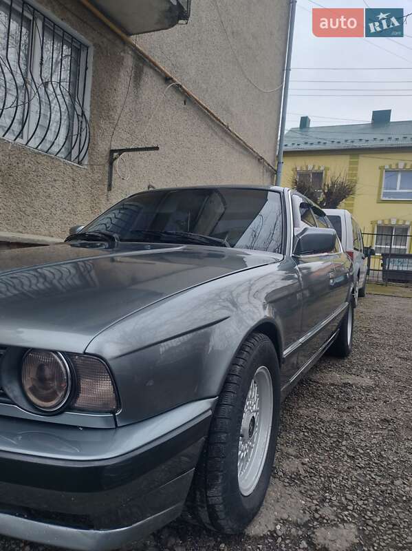 Седан BMW 5 Series 1989 в Чернівцях