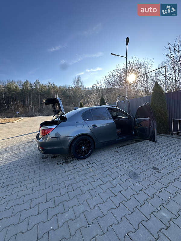 Седан BMW 5 Series 2004 в Іршаві