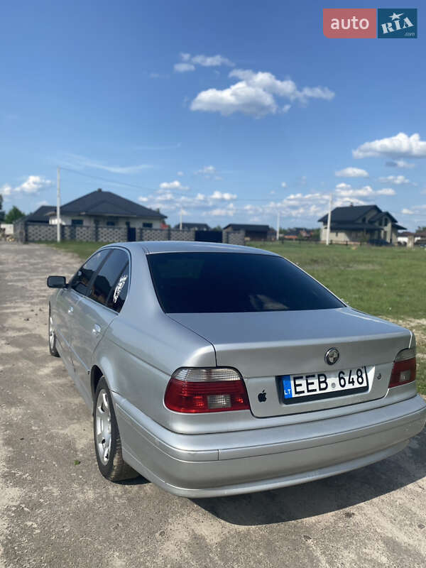 Седан BMW 5 Series 2002 в Рокитному