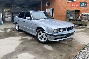 Седан BMW 5 Series 1988 в Ромнах