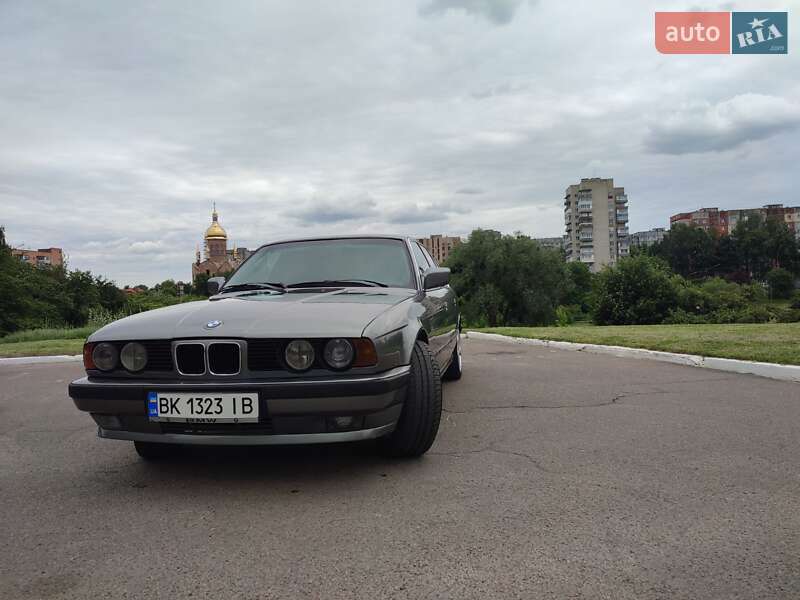 Седан BMW 5 Series 1989 в Ровно