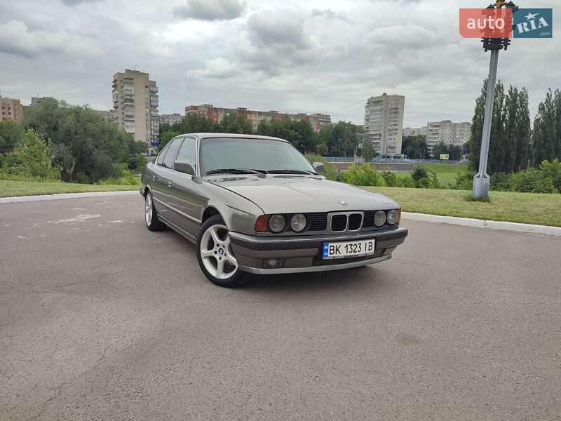 Седан BMW 5 Series 1989 в Ровно