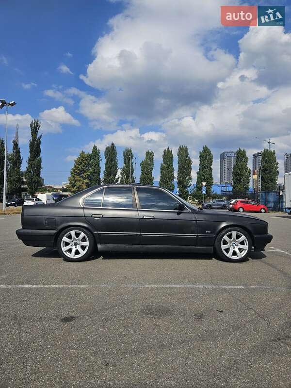 Седан BMW 5 Series 1995 в Киеве