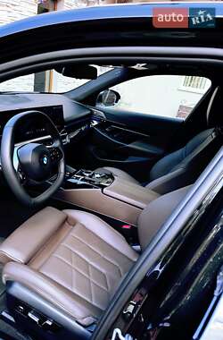 Седан BMW 5 Series 2023 в 