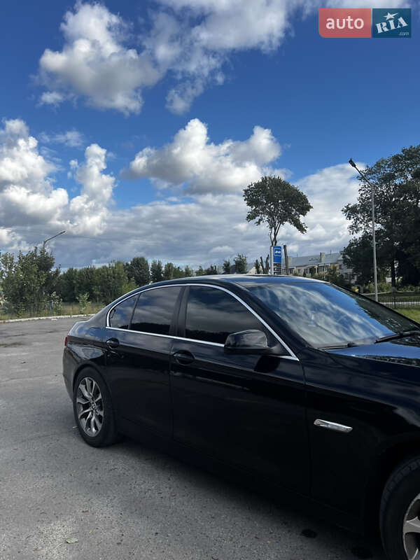 Седан BMW 5 Series 2012 в Волочиске