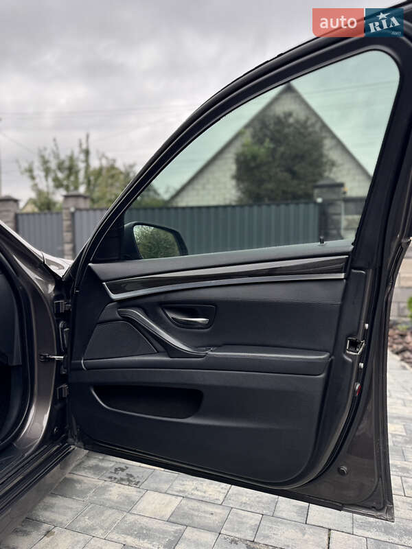 Седан BMW 5 Series 2011 в Вараше фото 23 Седан BMW 5 Series 2011 в Вараше