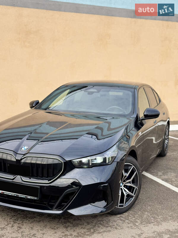 Седан BMW 5 Series 2023 в Киеве