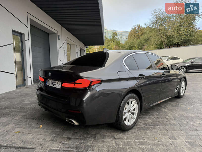 Седан BMW 5 Series 2017 в Ровно