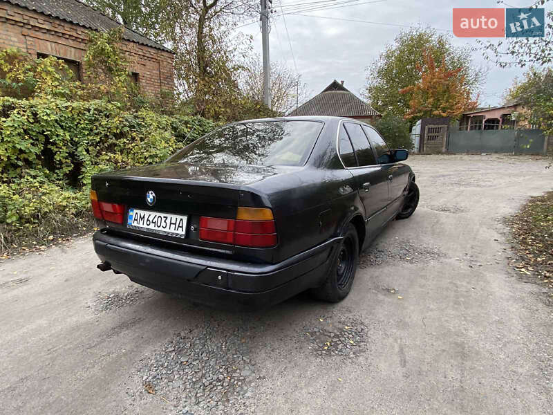 Седан BMW 5 Series 1990 в Ромнах