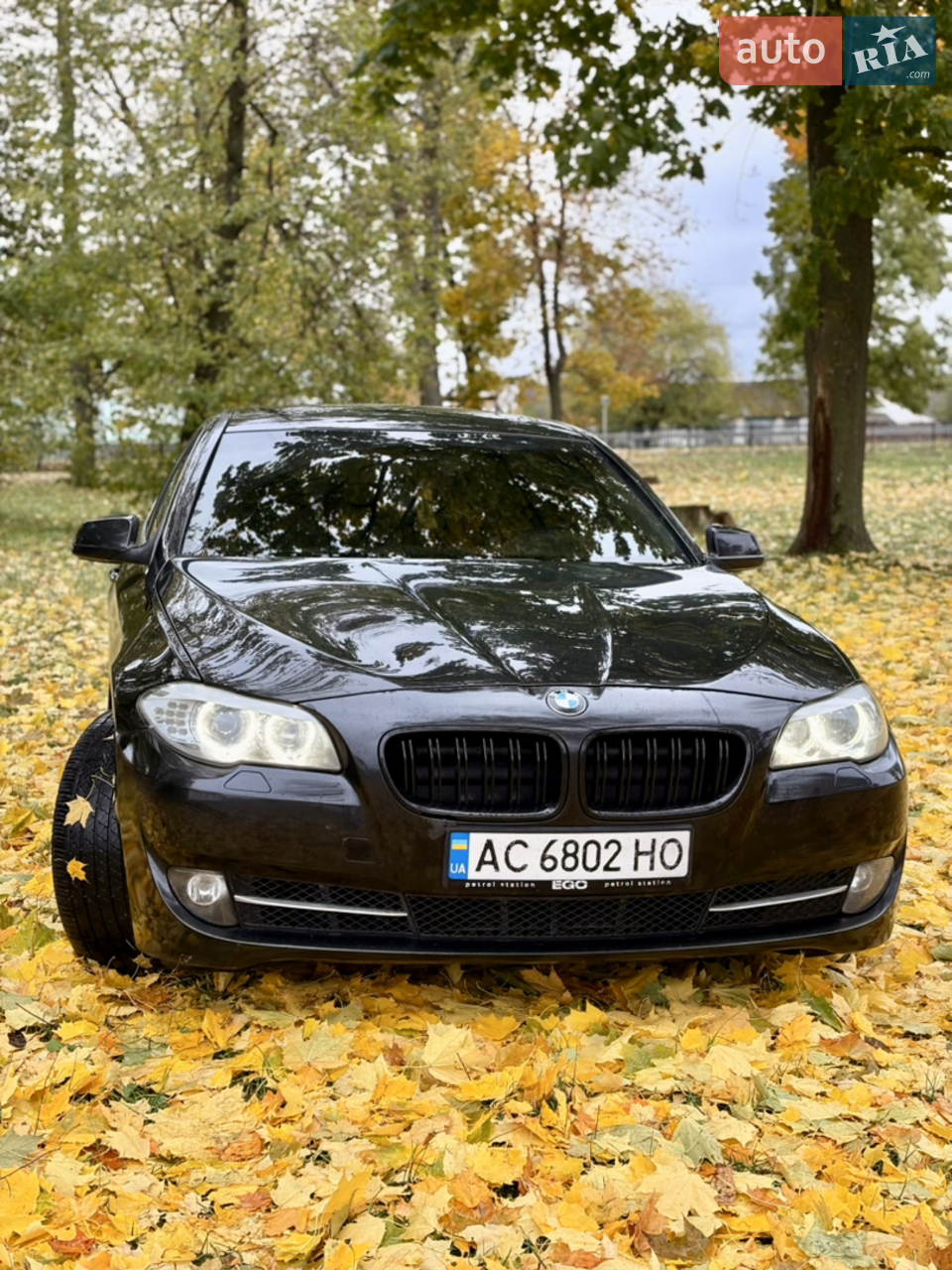 Продам BMW 528i (F10), привезену зі США. Автомобіль мав пошкодження двигуна, але мотор повністю відкапіталений — встановлено нову головку, турбіну, проведено повне обслуговування роздатки.

Ходова частина — як нова: замінені кулаки, амортизатори, пружини, уся підвіска.
Гальмівна система — нова та повністю справна.

Машина доглянута, технічно у відмінному стані, вартує вашої уваги.
Я — перший власник в Україні, авто у власному користуванні, не для продажу “з перекупів”.

Можливий реальний торг для серйозного покупця.
Деталі за телефоном: ********** — Богдан.