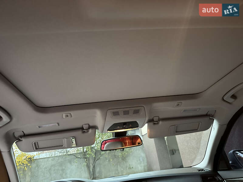 Седан BMW 5 Series 2012 в Сваляве