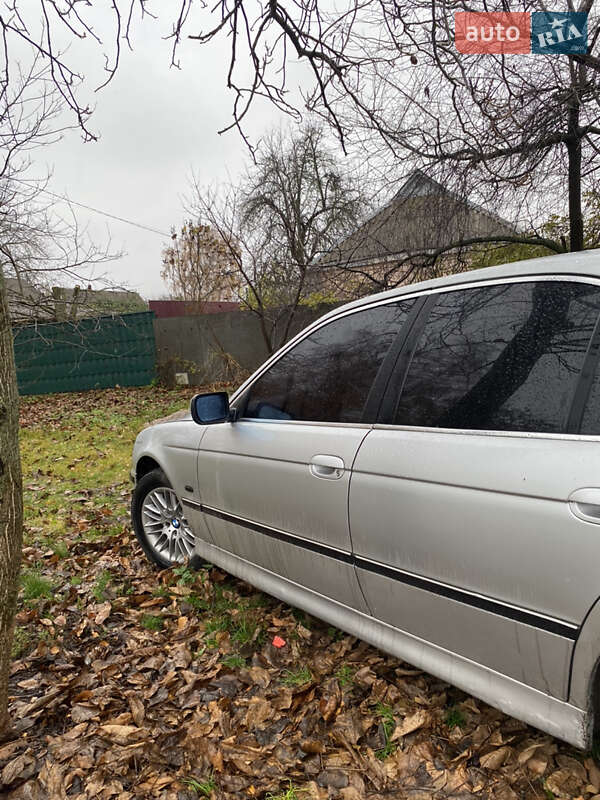 Седан BMW 5 Series 2000 в Березані