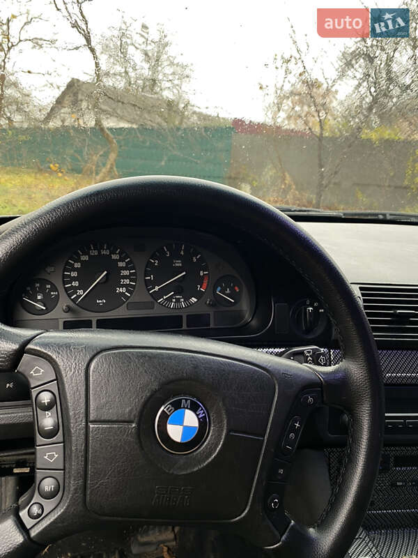 Седан BMW 5 Series 2000 в Березані