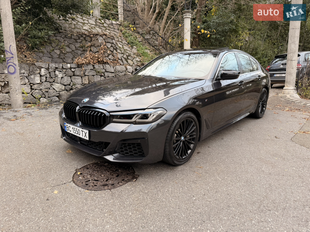 BMW 530i G30 xDrive | 2.0 бензин | повний привід | Ідеальний стан

Продаю власний автомобіль у відмінному технічному та візуальному стані. Повністю обслужений — нічого робити не потрібно.

🔹 Двигун: 2.0 бензин, 252 к.с
🔹 Привід: повний (xDrive)
🔹 Комплектація:
	•	Проекція на лобове скло
	•	Безключовий доступ на всі 4 двері
	•	Apple CarPlay
	•	Управління жестами
	•	Підігрів усіх сидінь
	•	Люк
	•	Салон у стані нового
	•	Жодних вкладень не потребує

Авто доглянуте, м’яке і динамічне — ідеальне як для міста, так і для дальніх поїздок.