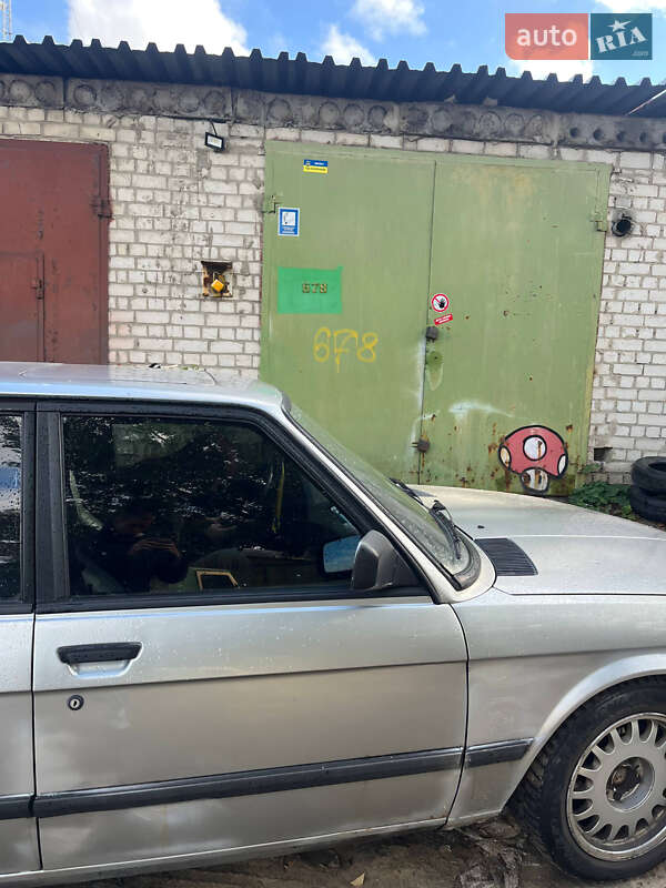 Седан BMW 5 Series 1987 в Киеве