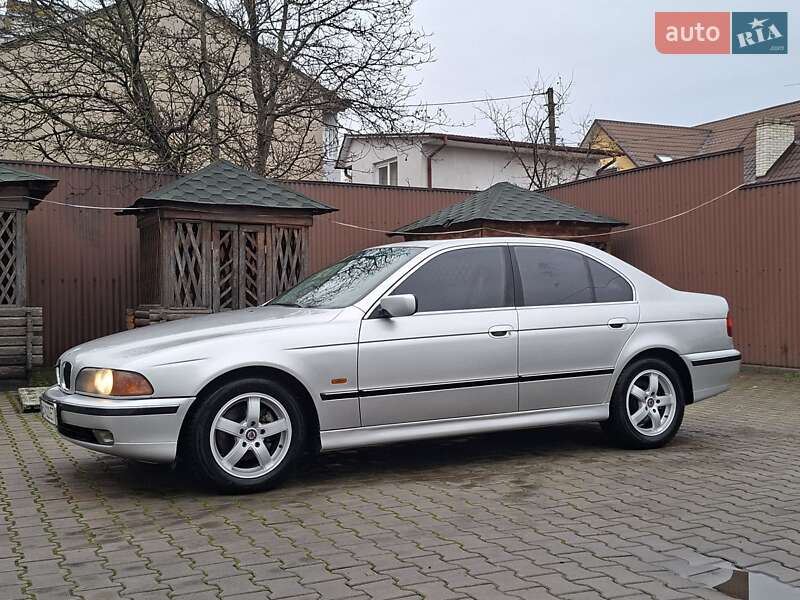 Седан BMW 5 Series 2000 в Черновцах