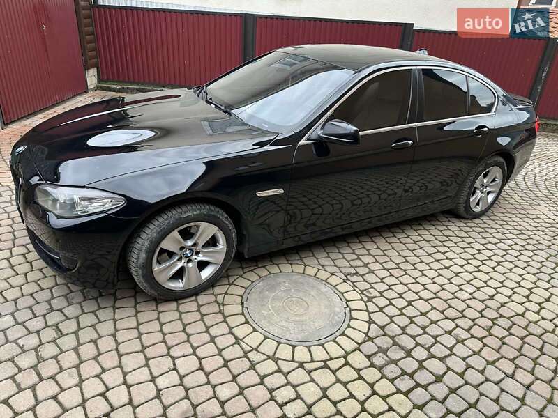 Седан BMW 5 Series 2011 в Дубовому