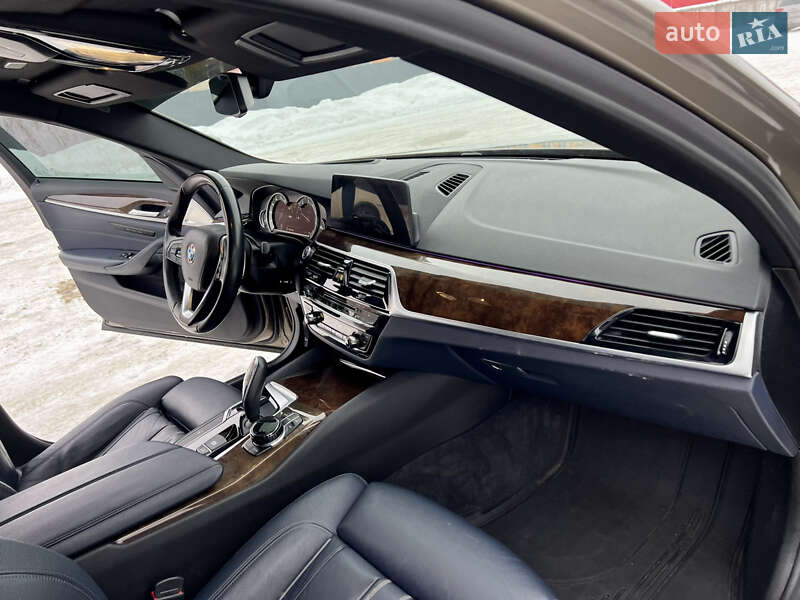 Седан BMW 5 Series 2017 в Нововолынске