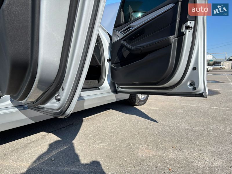 Седан BMW 5 Series 2017 в Хмельницком