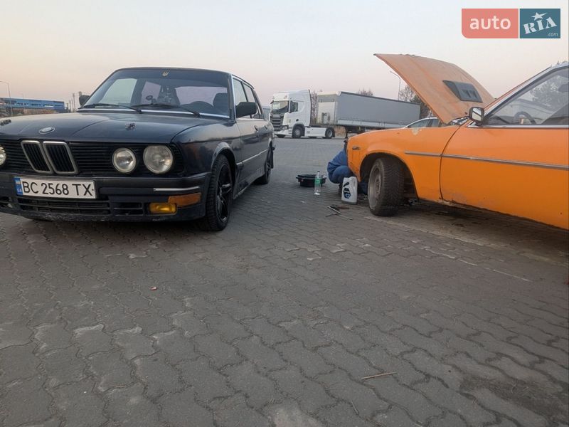 Седан BMW 5 Series 1985 в Львове