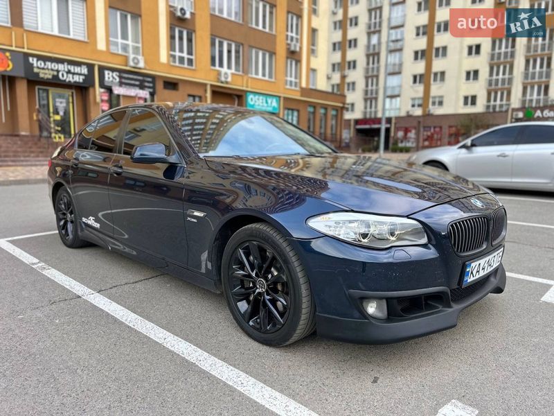 Седан BMW 5 Series 2011 в Вишневом фото Седан BMW 5 Series 2011 в Вишневом