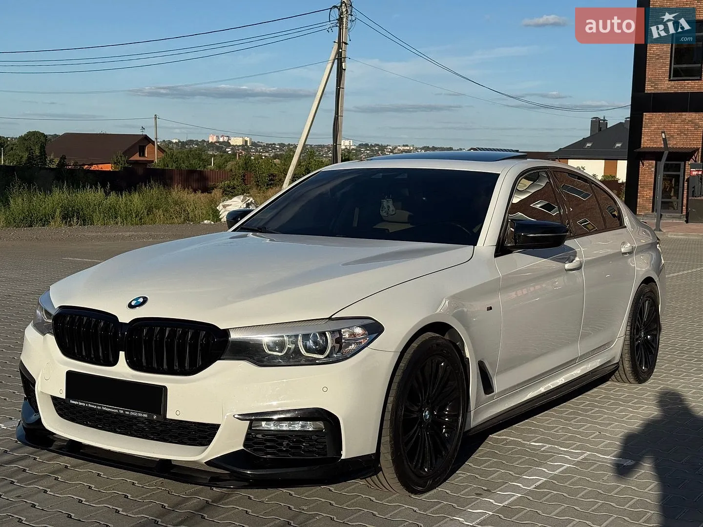BMW 5 Series 2018 VIN WBAJA5C53KWW16956 фото оголошення 4 з 45