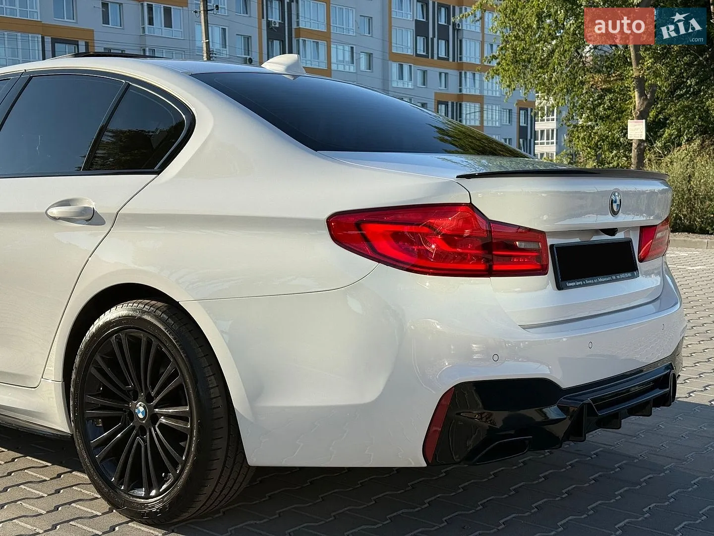 BMW 5 Series 2018 VIN WBAJA5C53KWW16956 фото оголошення 12 з 45