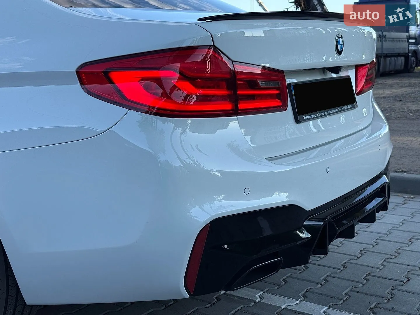 BMW 5 Series 2018 VIN WBAJA5C53KWW16956 фото оголошення 16 з 45