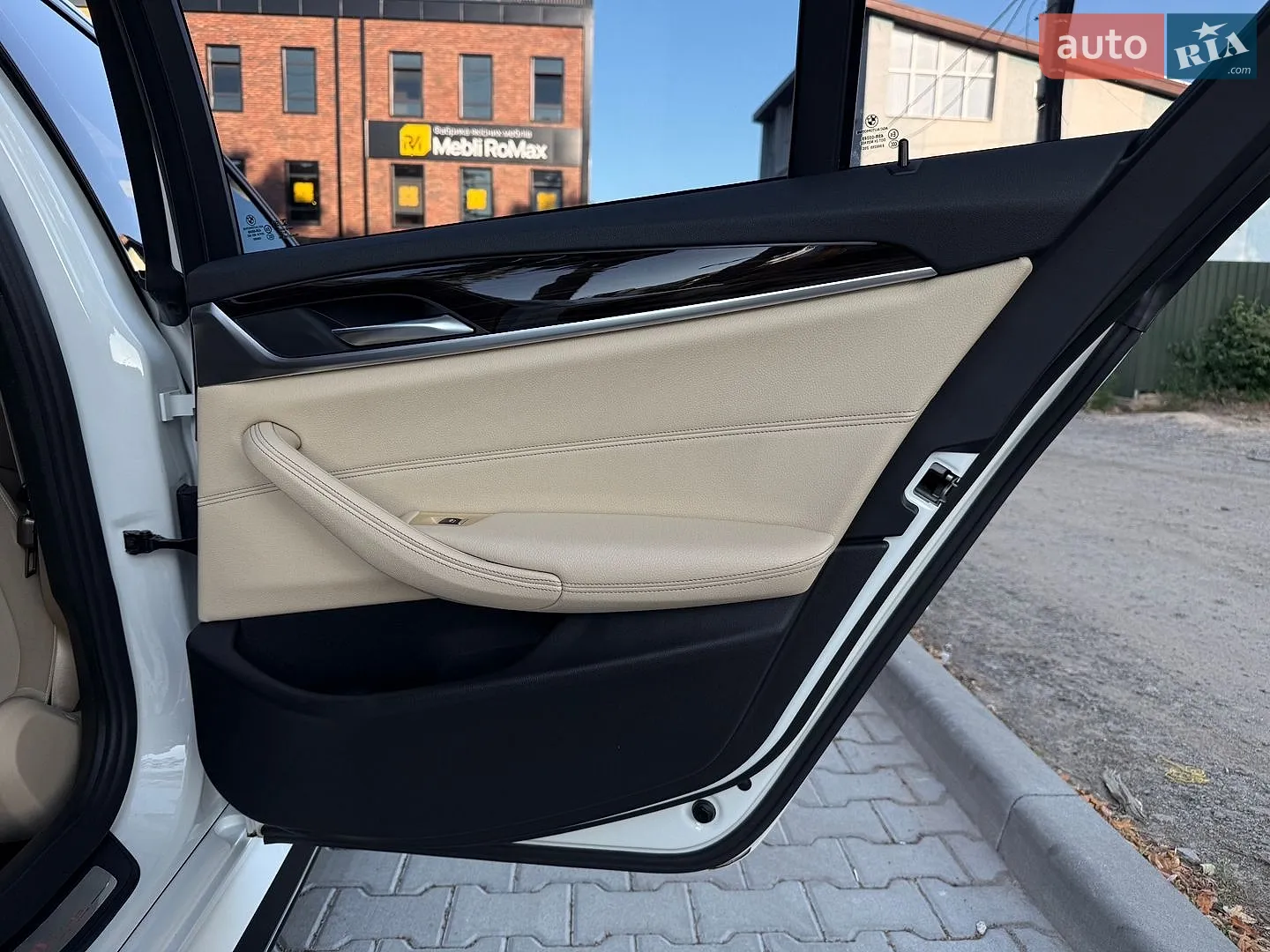 BMW 5 Series 2018 VIN WBAJA5C53KWW16956 фото оголошення 33 з 45