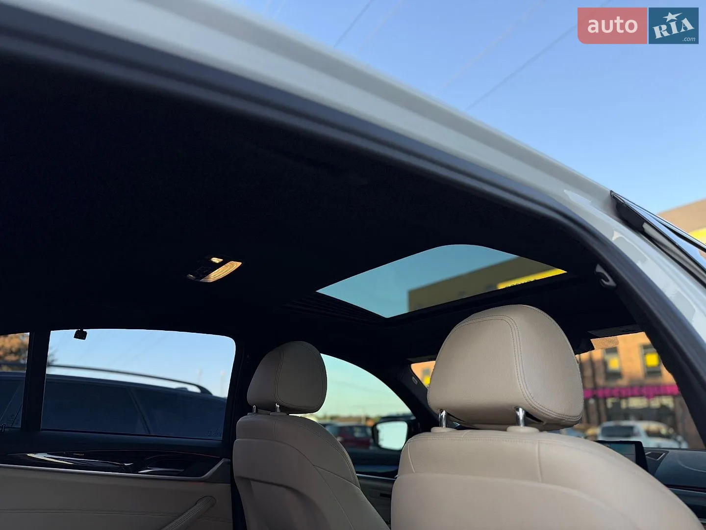 BMW 5 Series 2018 VIN WBAJA5C53KWW16956 фото оголошення 37 з 45