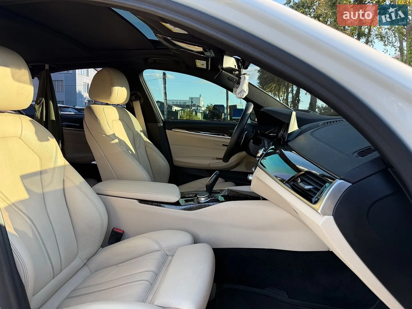 BMW 5 Series 2018 VIN WBAJA5C53KWW16956 фото оголошення 44 з 45