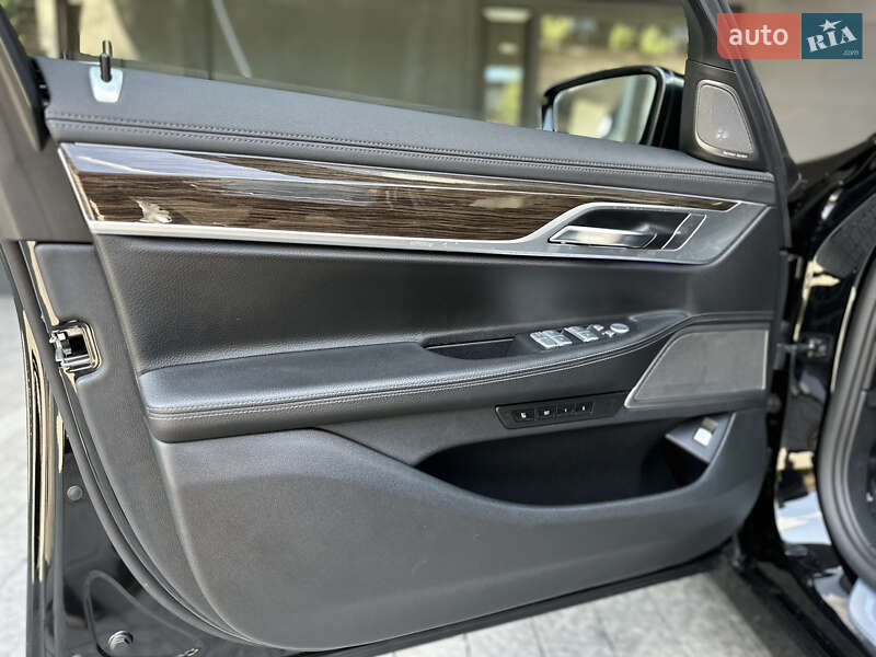 Седан BMW 7 Series 2018 в Львове