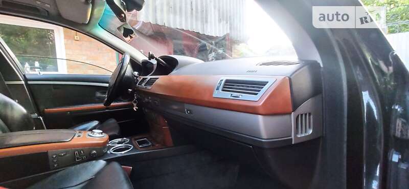 Седан BMW 7 Series 2004 в Романіву
