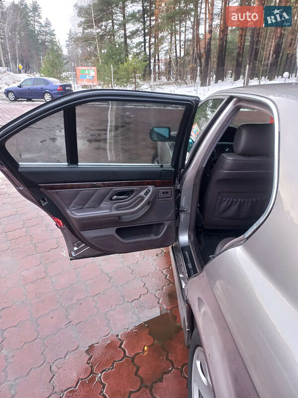 Седан BMW 7 Series 2000 в Маневичах