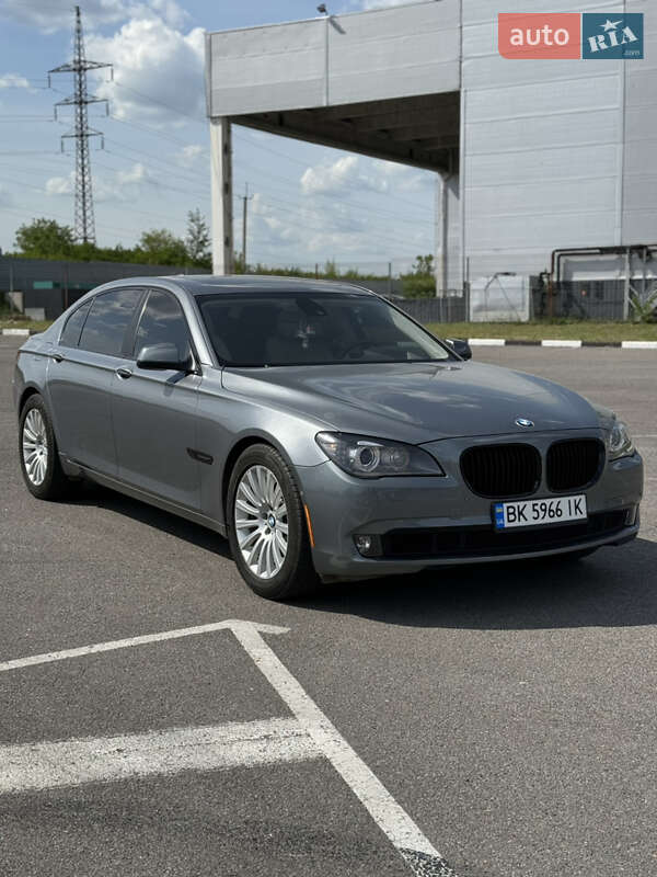 Седан BMW 7 Series 2011 в Дубно