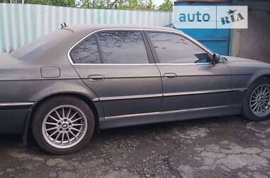 Седан BMW 7 Series 2001 в Шполі