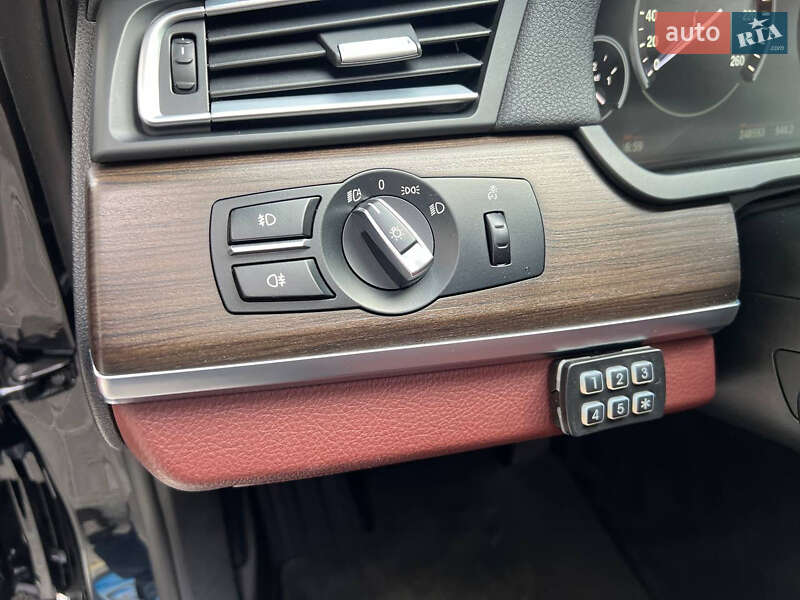 Седан BMW 7 Series 2015 в Львове