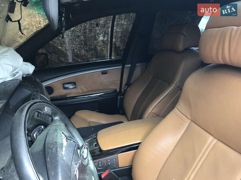 Седан BMW 7 Series 2004 в Вараші