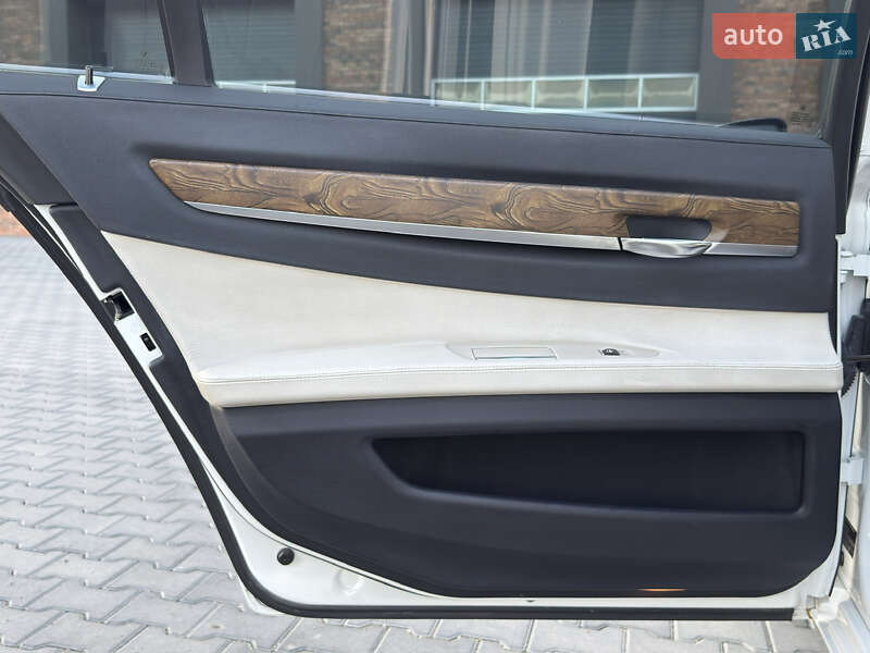 Седан BMW 7 Series 2013 в Черновцах