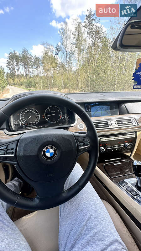 Седан BMW 7 Series 2010 в Вараші